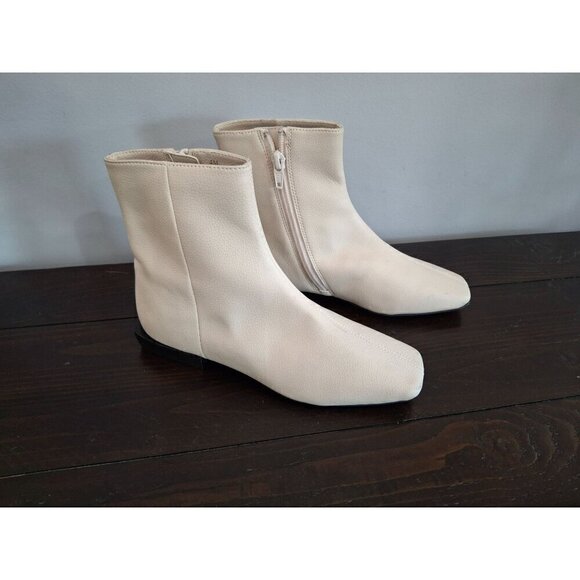Linea Paolo Faux Leather Rad Bootie in Cream/NWOB, Sz. 4M - Picture 3 of 9